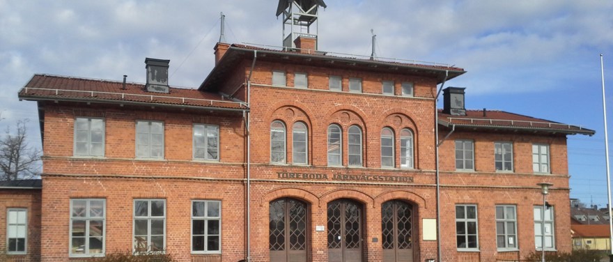 Töreboda stationshus är en byggnad i rött tegel.