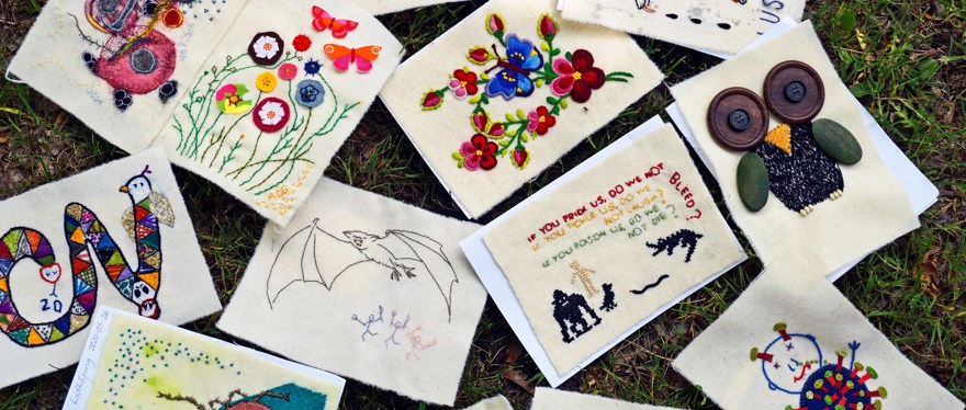 En massa broderade tyglappar