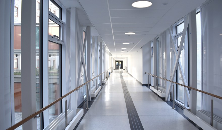 Korridor i förbindelsegång i den nya vårdbyggnaden.