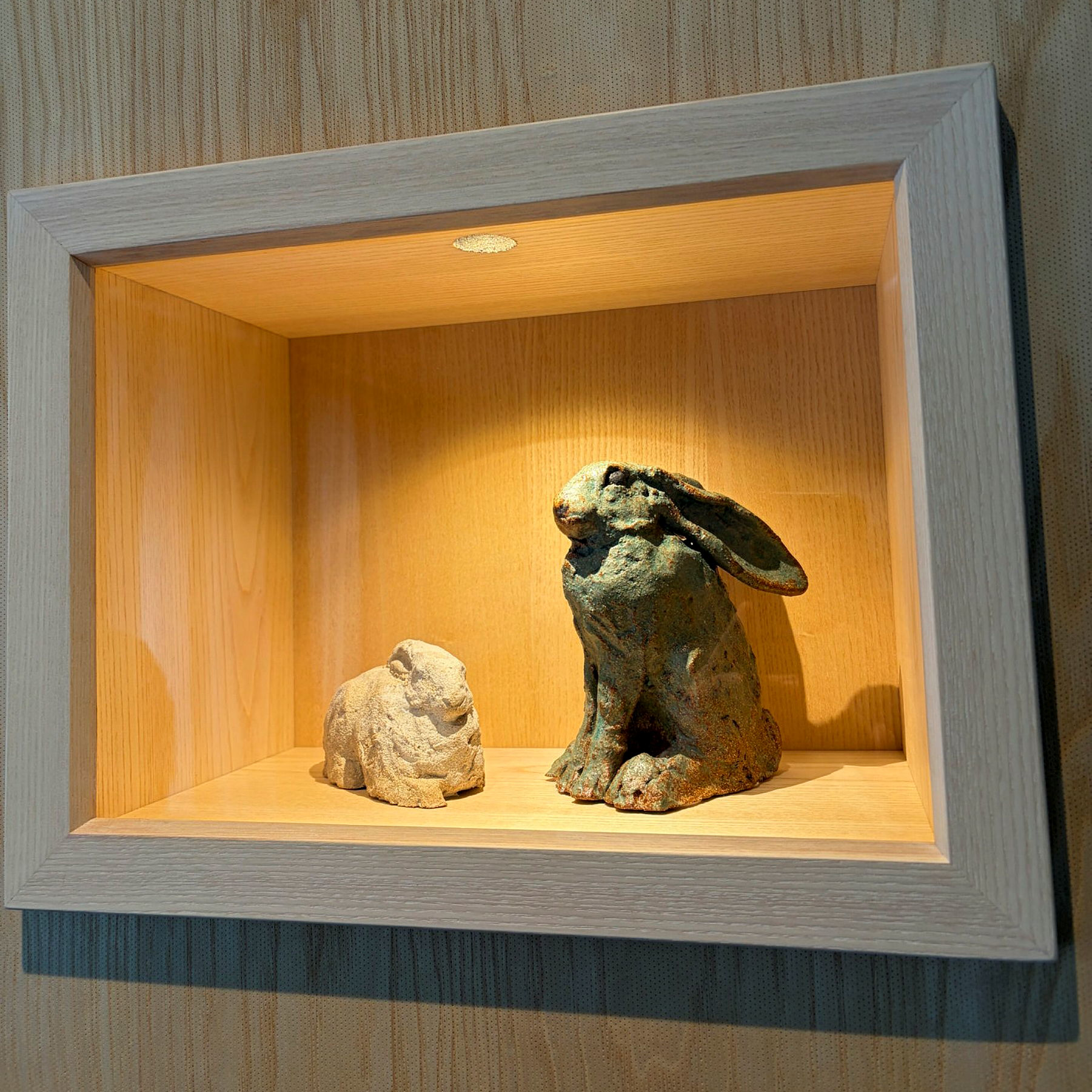 Bild som visar två kaniner i stengods