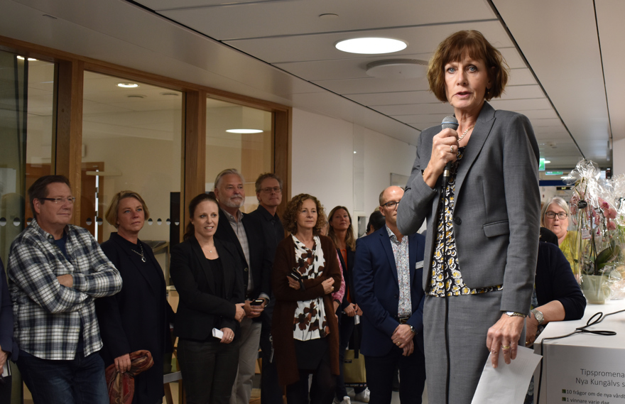 Anna-Lena Holberg, ordförande i styrelsen för Sjukhusen i väster, håller tal.