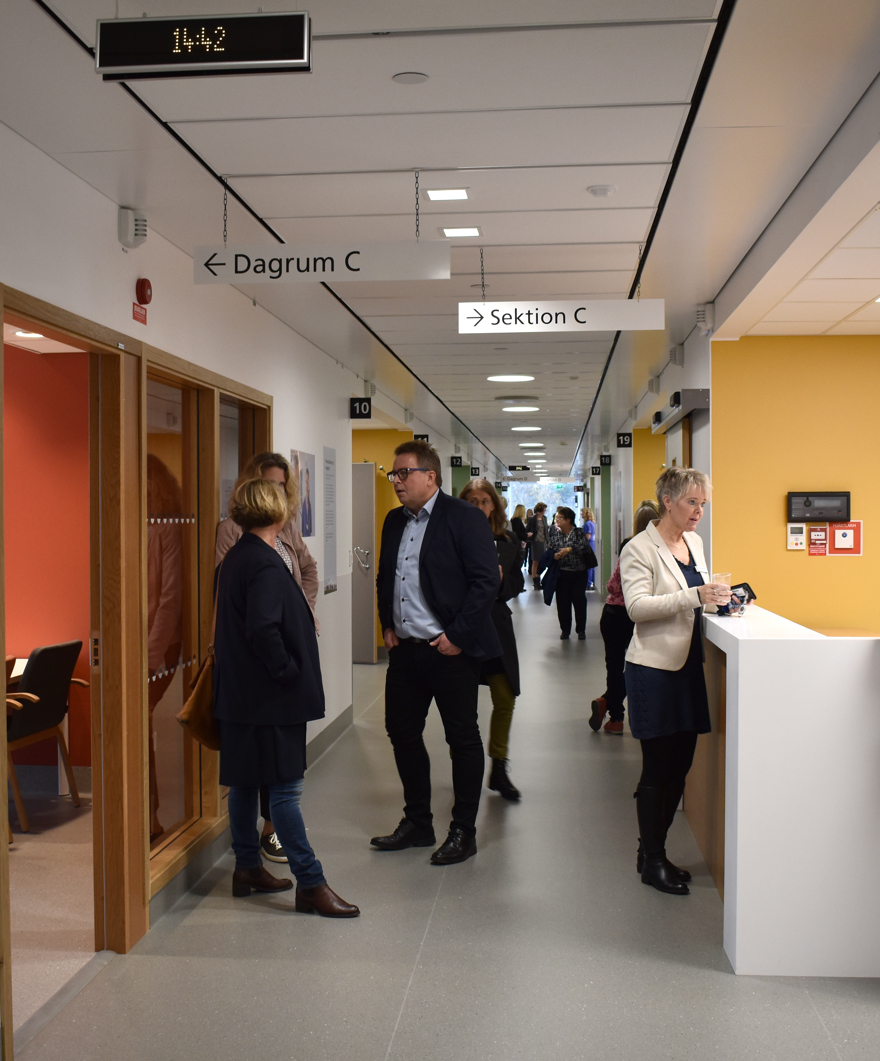 Efter den officiella invigningen blev det rundvandring på avdelningen.