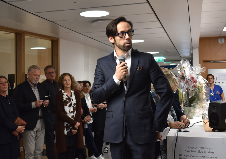 Sjukhusdirektör Martin Rösman håller tal.