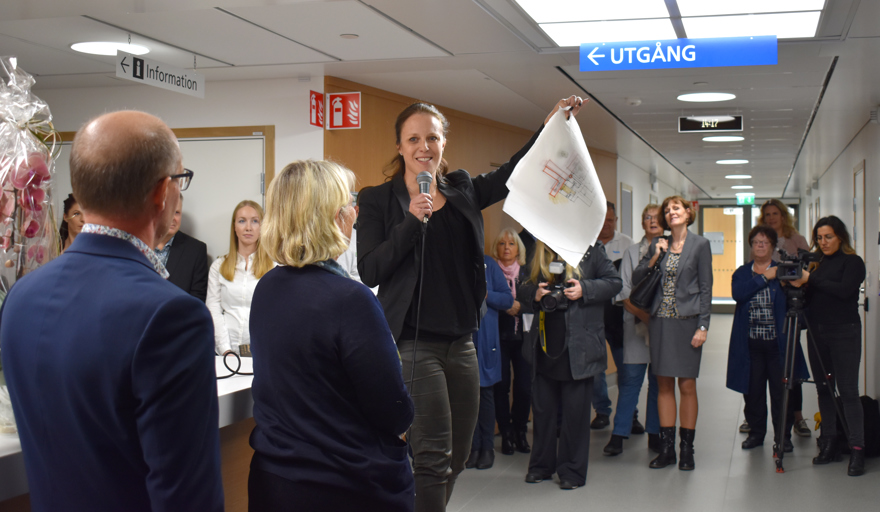 Pernilla Nordén från Sweco visade upp de första skisserna som gjordes på den nya vårdbyggnaden.