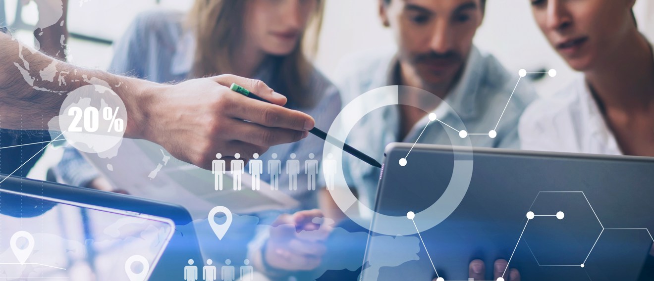 Förgrunden består av olika grafiska symboler, staplar, cirklar och streck. I bakgrunden sitter en grupp människor och arbetar tillsammans med datorer och surfplatta.