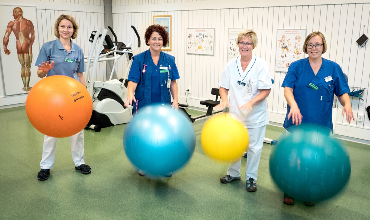fyra kvinnliga fysioterapeuter studsar färgglada bollar i marken