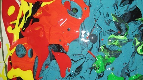 Oregelbunda marmorerade färgfält i rött, gult, svart, blått, grönt och lite vitt.