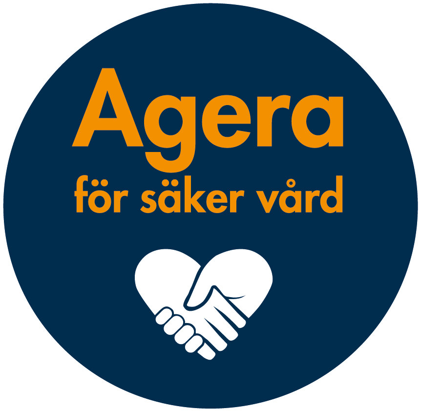 Mörkblå cirkel med två händer som tar i varandra under orange text Agera för säker vård