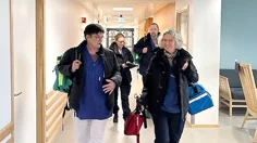 Närsjukvårdsteamet gående i korridor.