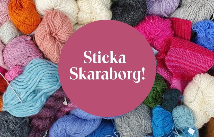 Texten Sticka Skaraborg i vitt på en rosa cirkelform ovanpå en hög med garn i nystan och härvor i olika färger, det finns även ett stickat stycke i garnhögen