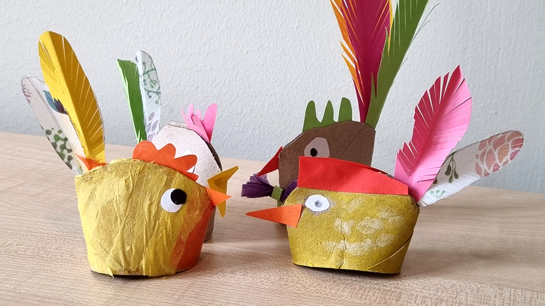 Påskkycklingar av toalettrullar och papper i glada färger