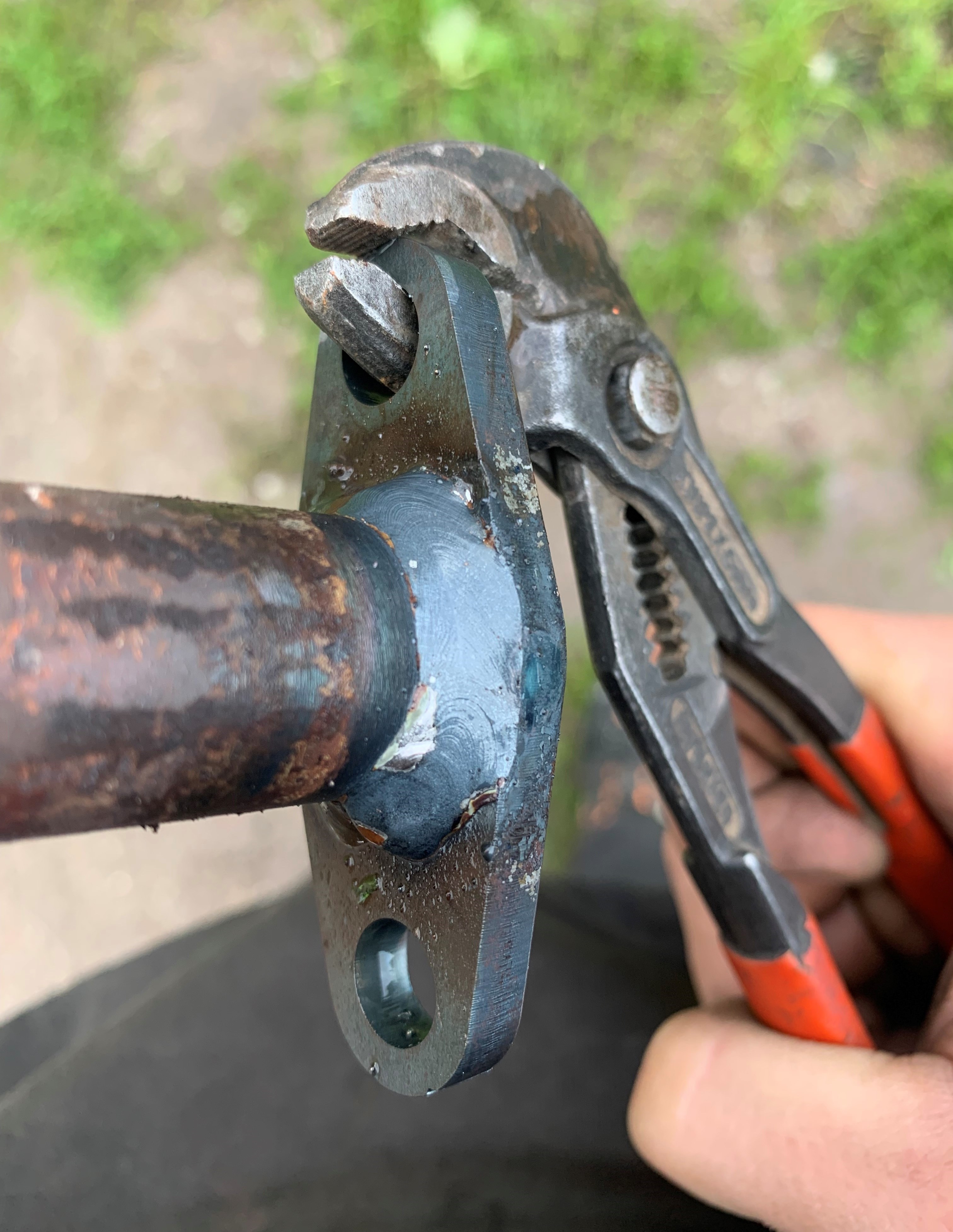 Polygrip håller ett metallföremål