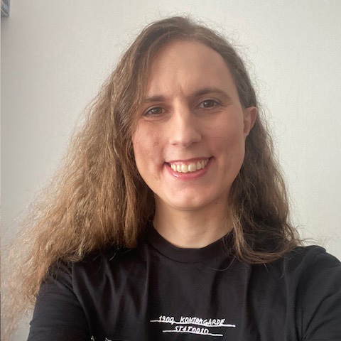 Samantha Engholm är i 30-årsåldern. Hon har långt ljusbrunt vågigt hår och är klädd i en svart t-shirt. Bilden är en selfie som hon tagit med en vit vägg som bakgrund. Hon ler och tittar in i kameran.