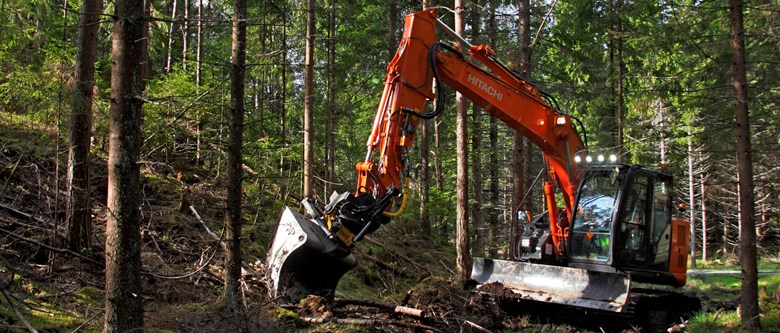 Skogsgrävmaskin arbetar i skogen