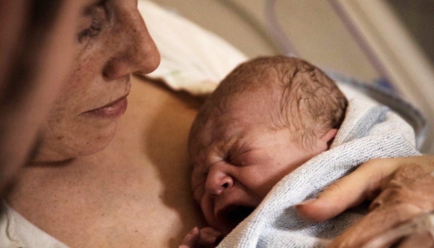 nyfödd baby på mammas bröst