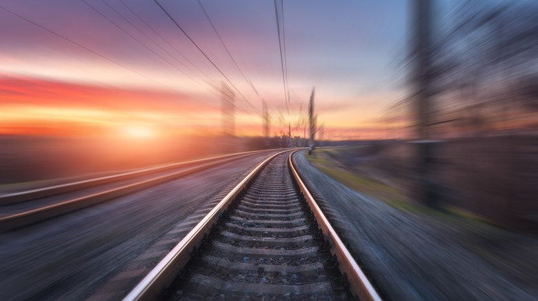 Utsikt över rälsen från tåg som rör sig snabbt