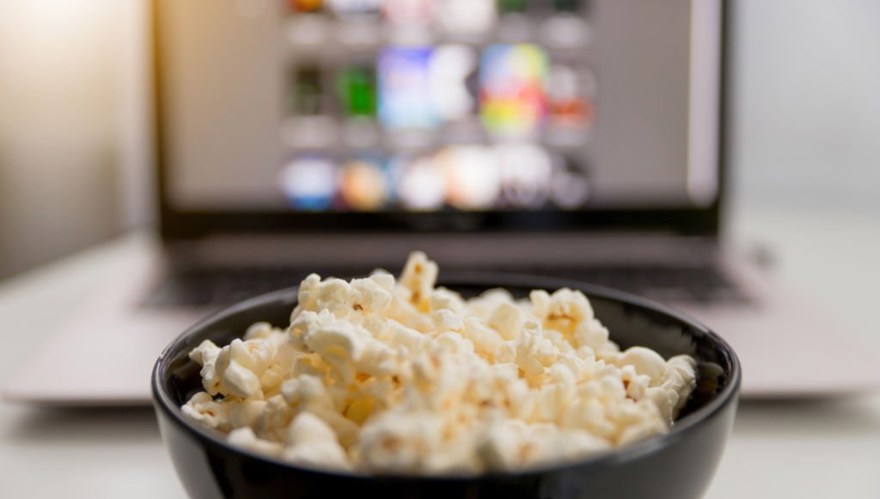 Popcornskål framför dator