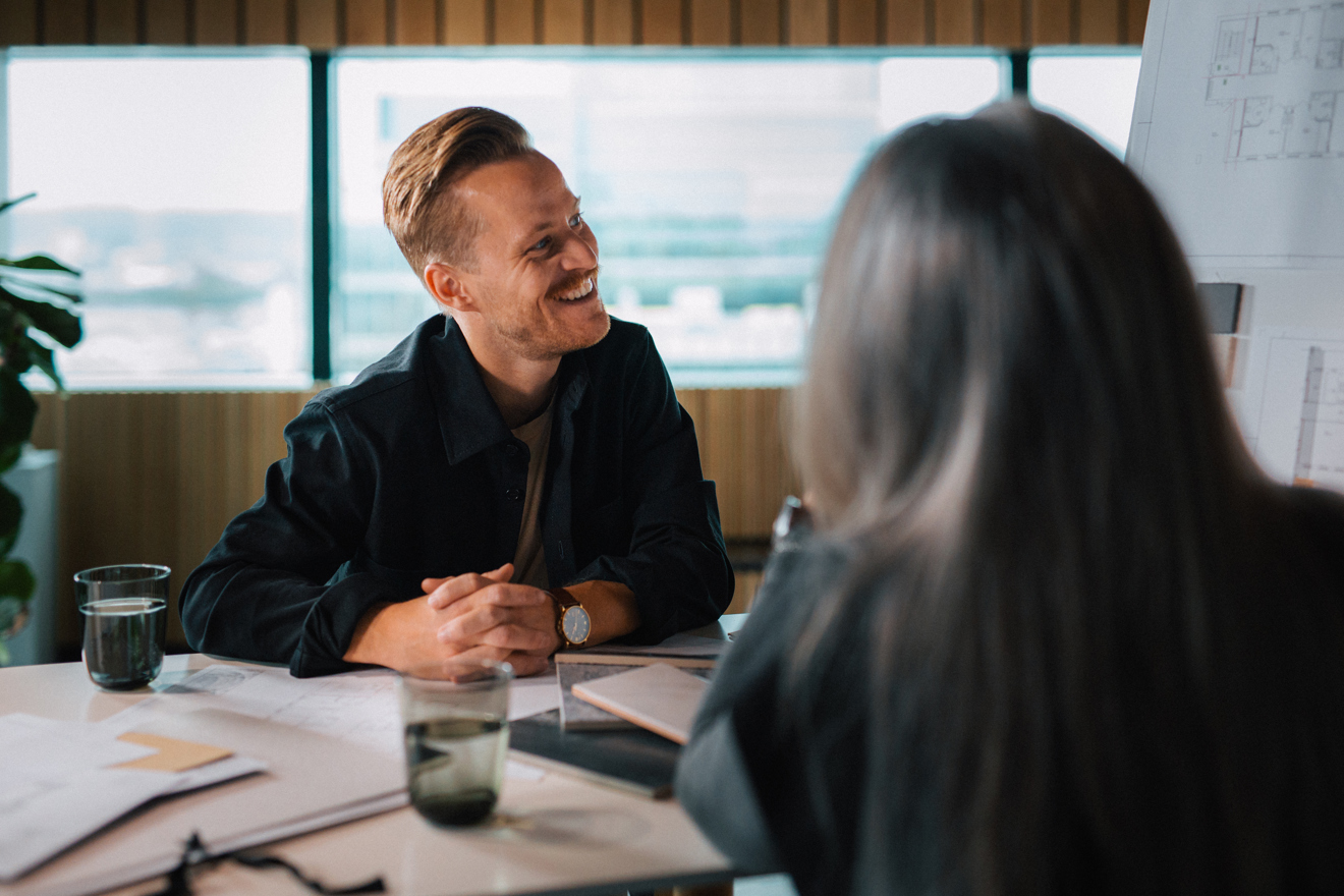 Två personer samarbetar vid ett bord