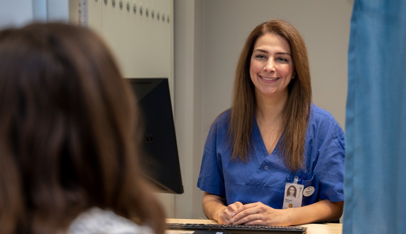 Leende behandlare bakom disk