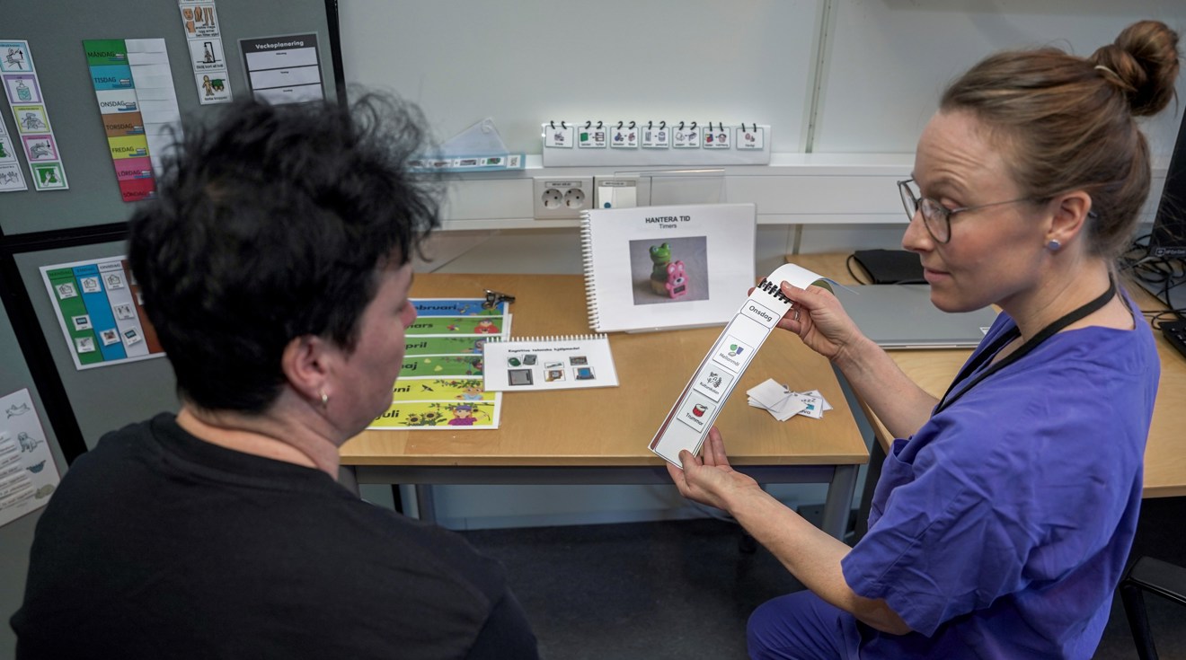 Två personer tittar på bildstöd