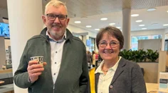 en man och en kvinna ler mot kameran.
