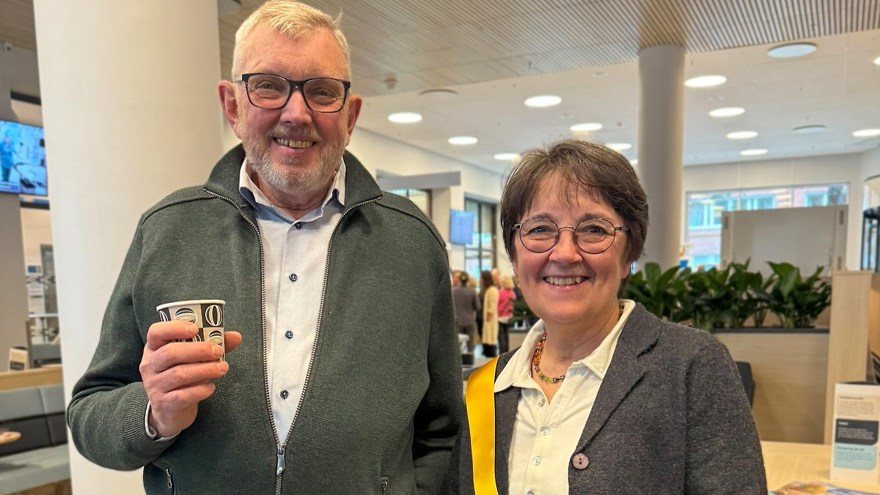 en man och en kvinna ler mot kameran.