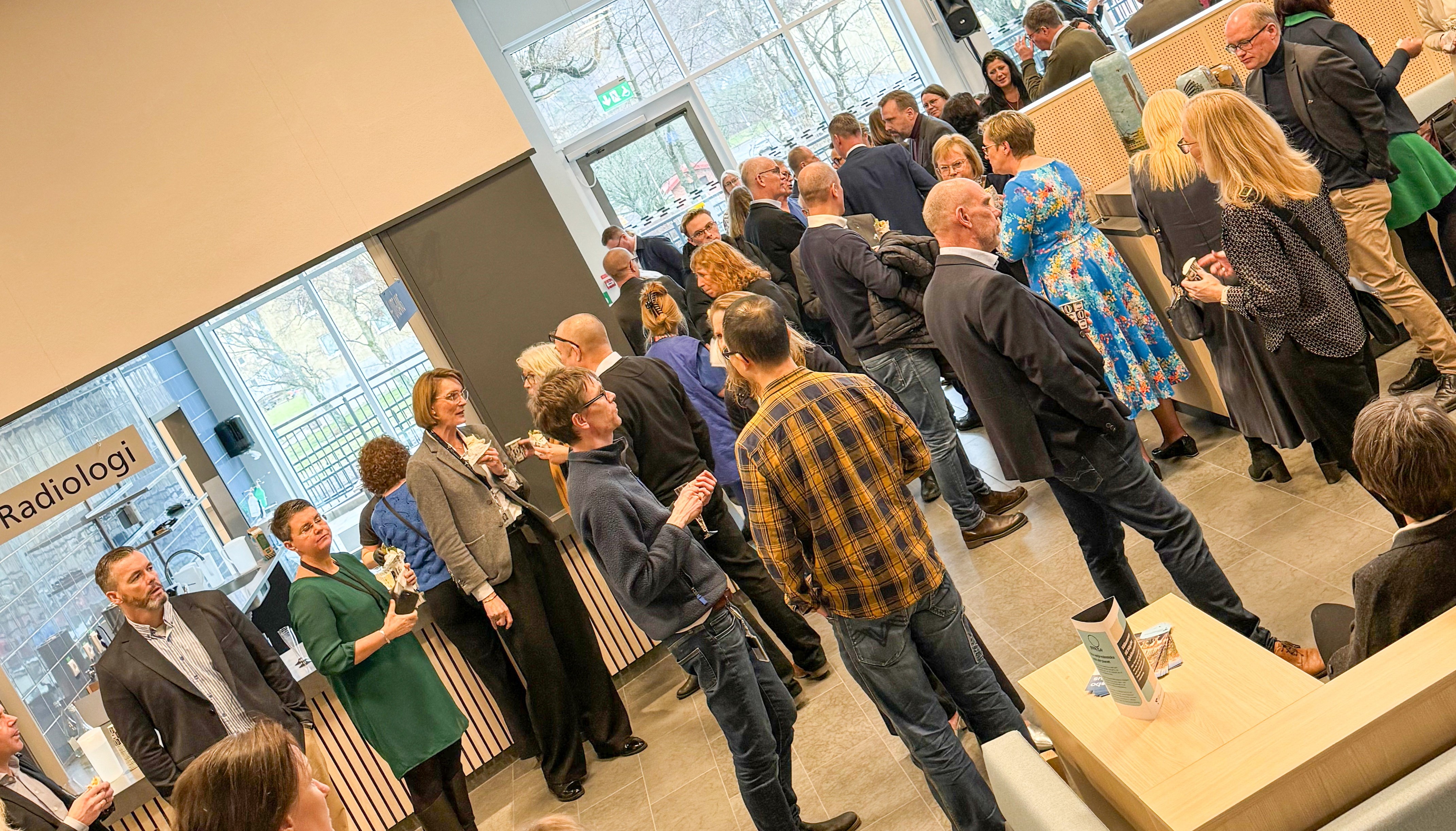 Mingelbild med många människor på håll.