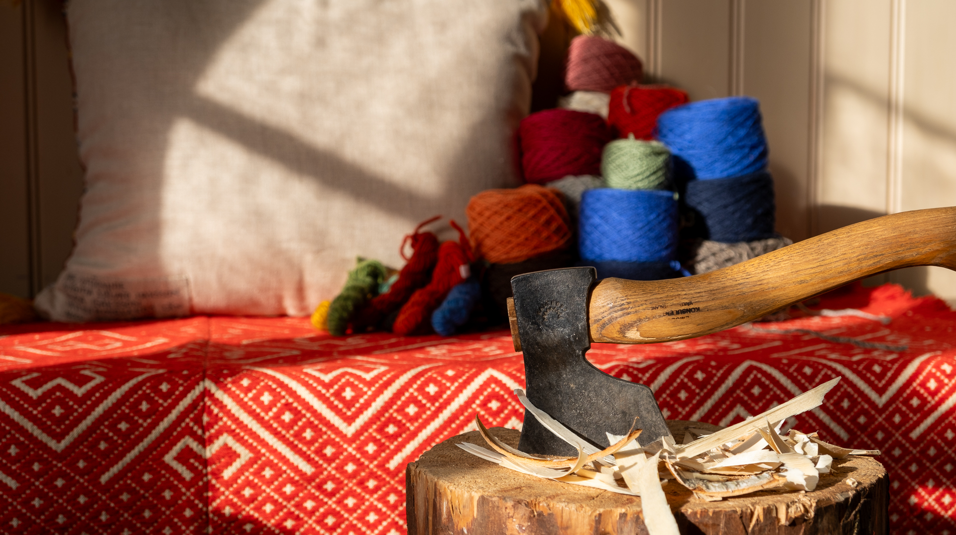 En yxa och en trave garn