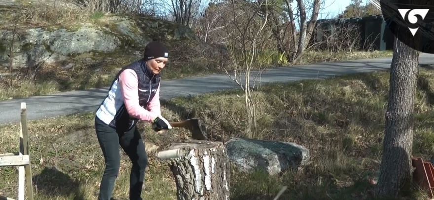 Agneta Lindegård Andersson hugger ved i filmen Fysisk aktivitet - viktigt även i kristider