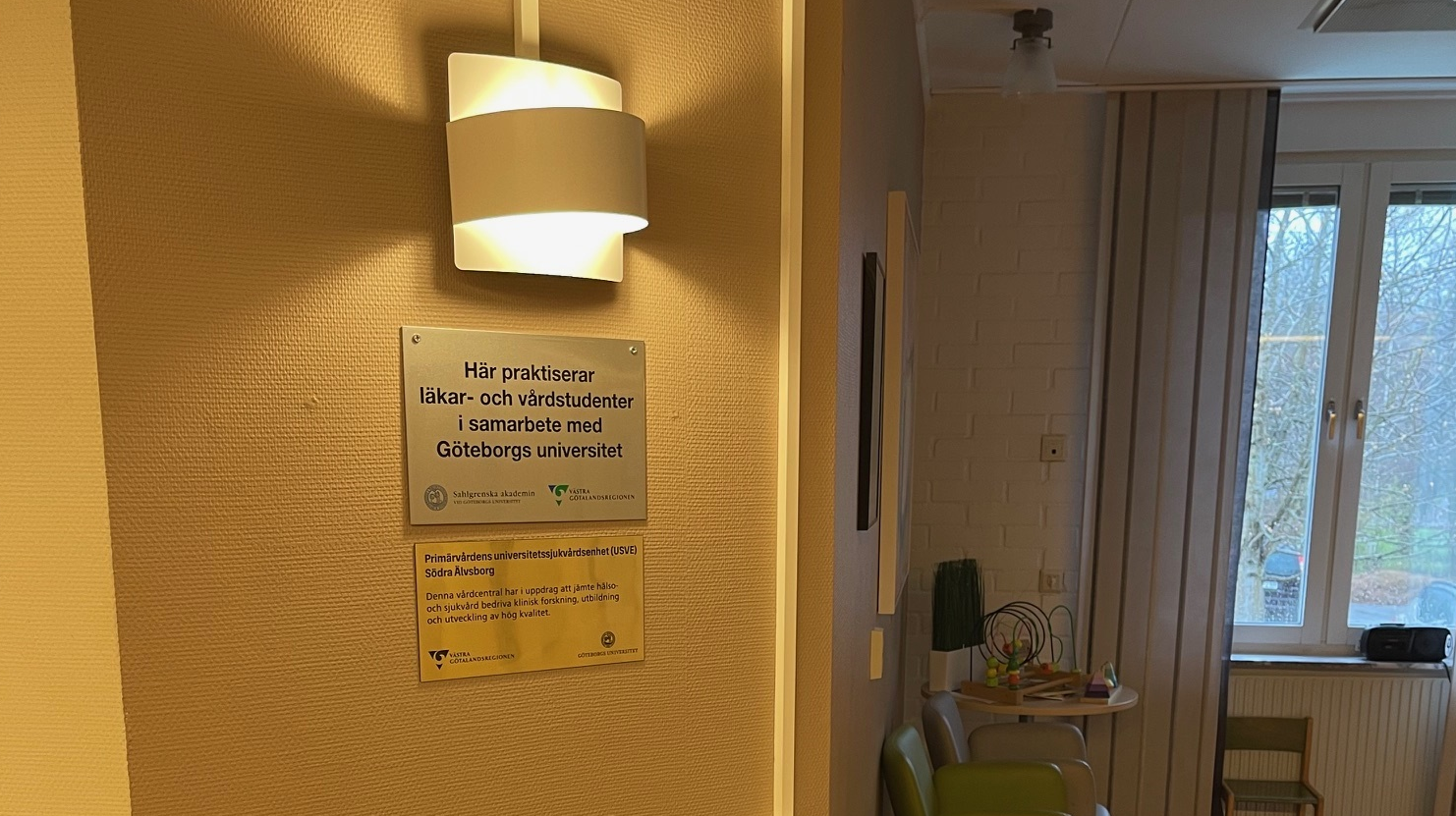 Skylt i väntrummet på Närhälsan Floda vårdcentral