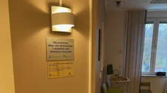 Skylt i väntrummet på Närhälsan Floda vårdcentral