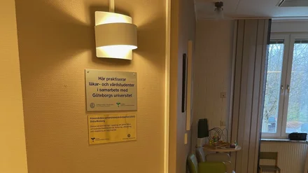 Skylt i väntrummet på Närhälsan Floda vårdcentral