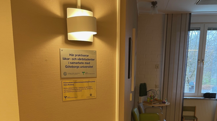 Skylt i väntrummet på Närhälsan Floda vårdcentral