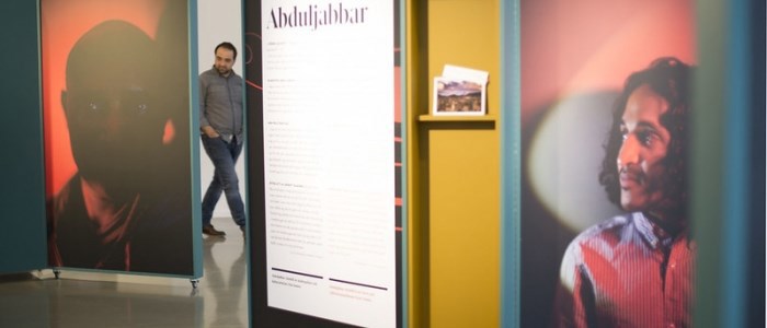 Utställningsskärmar med stora porträttbilder och text.