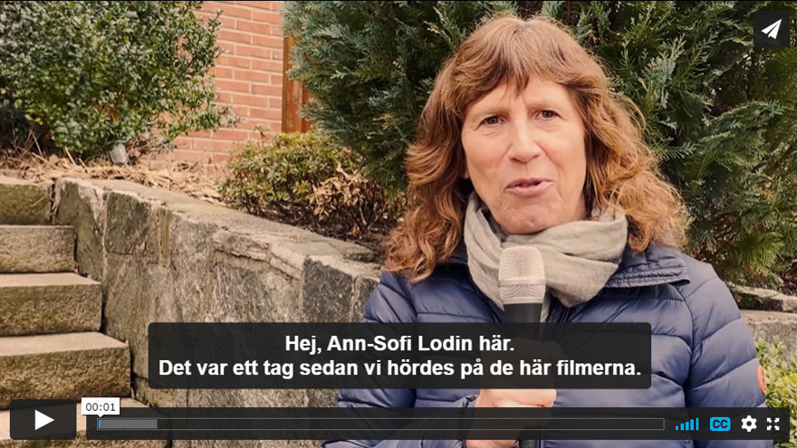 Regiondirektör Ann-Sofie lodin framför ett tegel hus. Hon håller en mikrofon och har en textremsa i bild där hon presenterar sig.