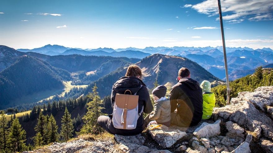 Familj på bergstopp