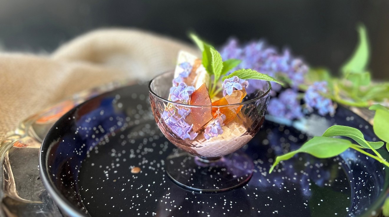 Vanljglass med gråärtscrunch nougatsås på gråärta