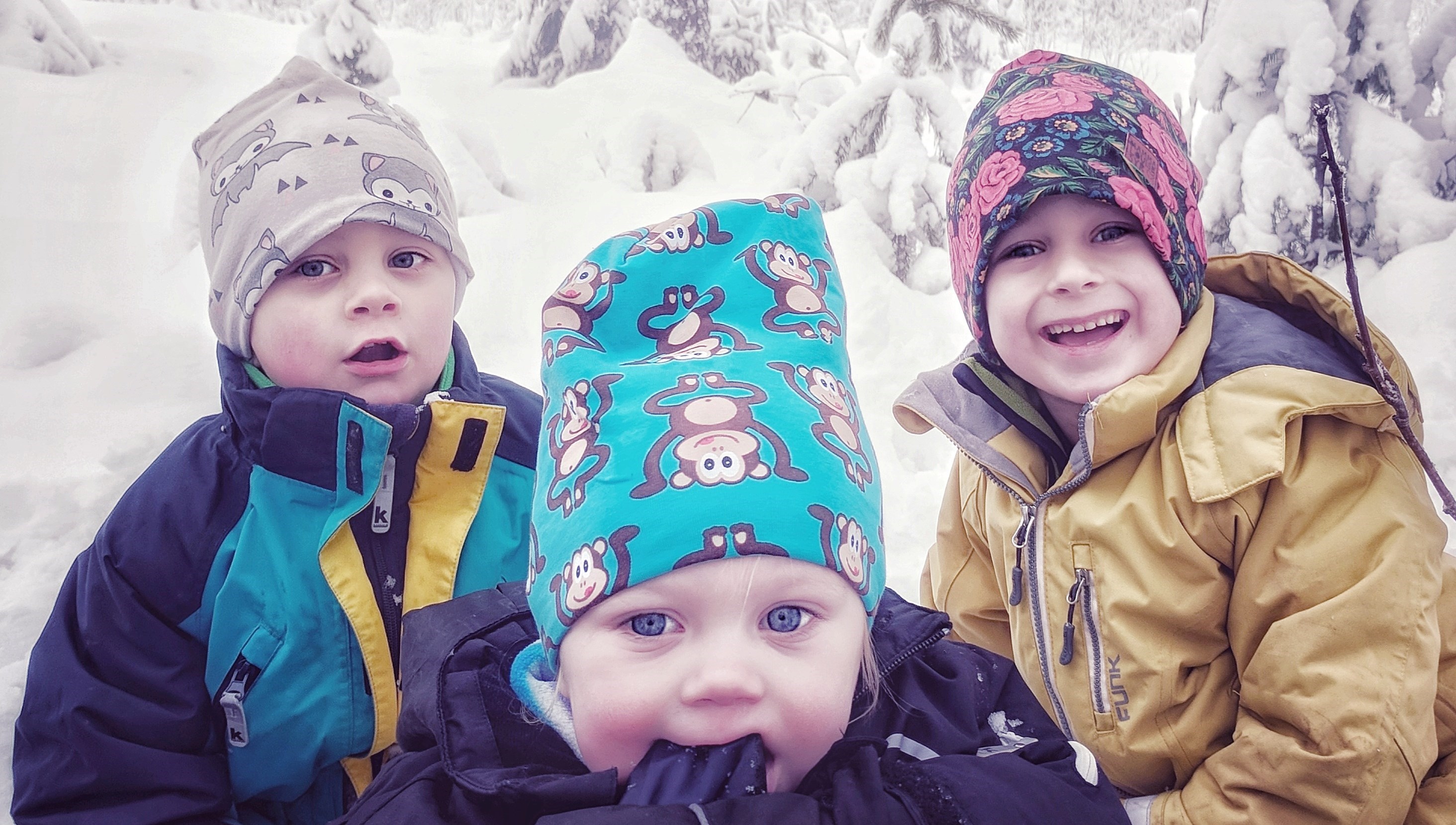 Tre barn leker i snön