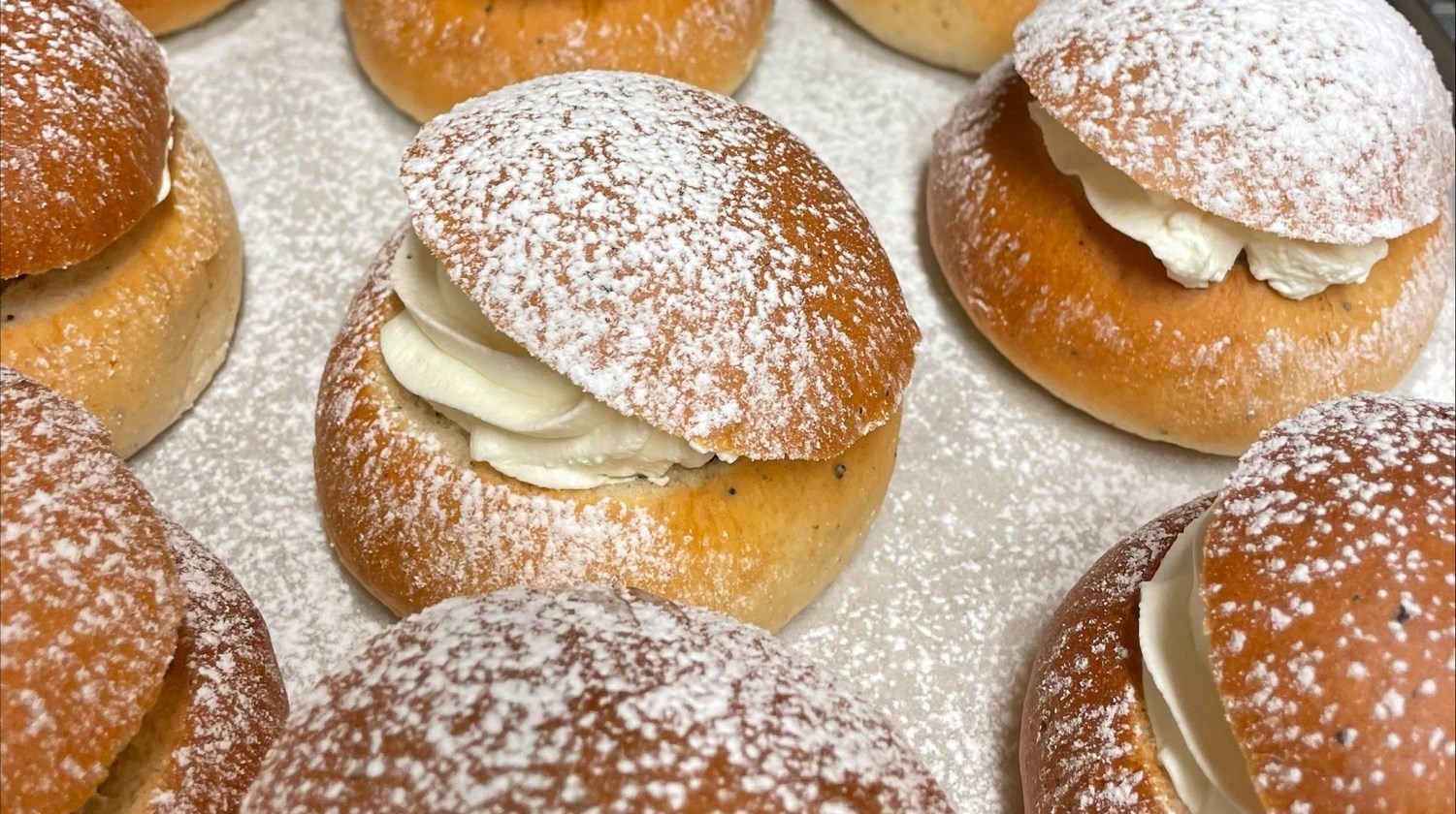 Semlor som står på en plåt
