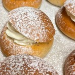 Semlor som står på en plåt