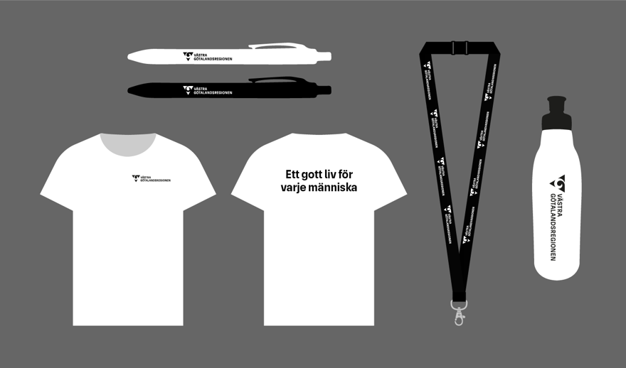 Kollage på vita och svarta profilprodukter som visar hur logotypen ska placeras. På bilden visas en vit t-shirt med svart logotyp på vänster bröst och budskap med svart text på ryggen. En svart och en vit bläckpenna med vit respektive svart lång logotyp. Ett svart nyckelband med flera vita logotyper. En vit vattenflaska med svart lång logotyp.