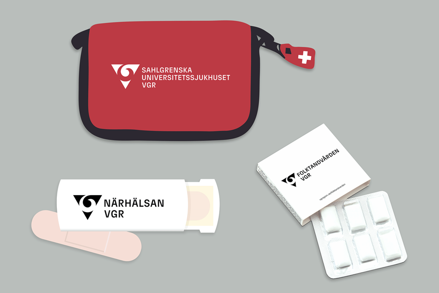 Kollage med tre profilprodukter. Ett rött första hjälpen-kit med Sahlgrenska universitetssjukhusets logotyp. En vit plåsterask med Närhälans logotyp. En vit tuggummiförpackning med Folktandvårdens logotyp.