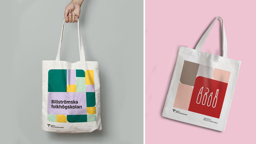 Kollage med två tygkassar med grafiska grundformer i olika färger. På kassen från Billströmska folkhögskolan har skolans namn placerats i en grafisk form och VGR:s logotyp är ensam längst ner. På Slöjd & Byggnadsvårds tygkasse har deras logotyp placerats längst ner bredvid VGR:s logotyp.