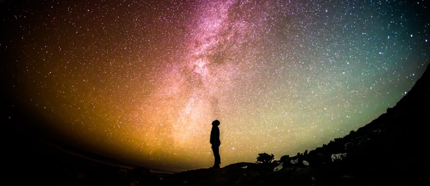 En ensam människa under stjärnhimlen.