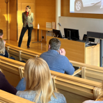 Karin Mellgren och Kristina Levan står längst fram i föreläsningssalen och svarar på frågor från publiken.