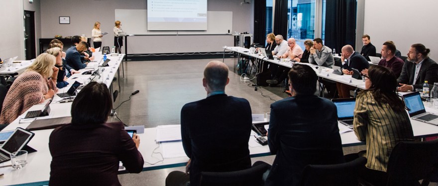 Politiker i västra hälso- och sjukvårdsnämnden lyssnar på en föredragning