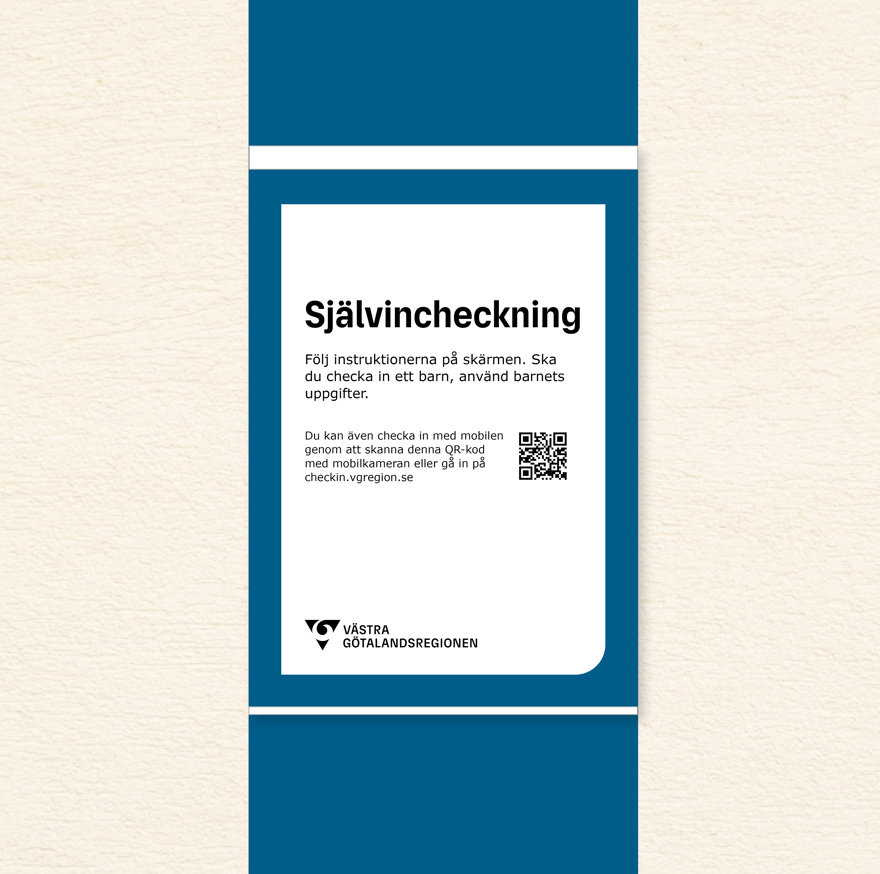 Närbild av skylt för vägghängd kiosk, A3-format i vit paperflex, monterad ovanför vägghängd kiosk.