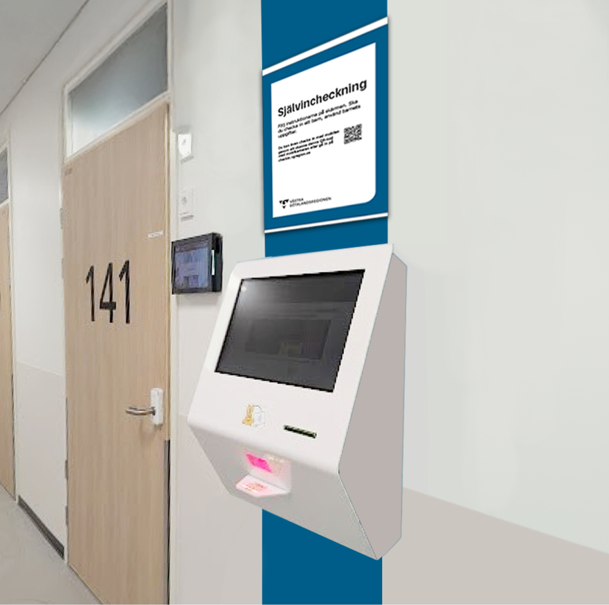 Miljöbild med skylt för vägghängd kiosk monterad i vit paperflex och kontrastmålad väggyta bakom kiosk.