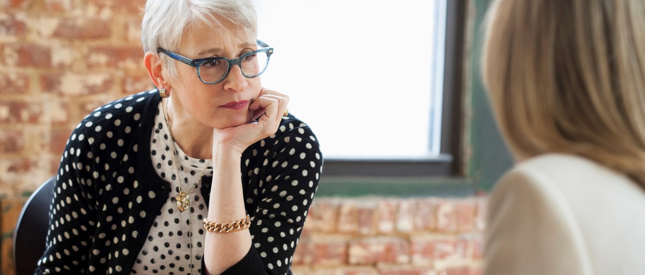 Kvinnlig chef i samtal med anställd