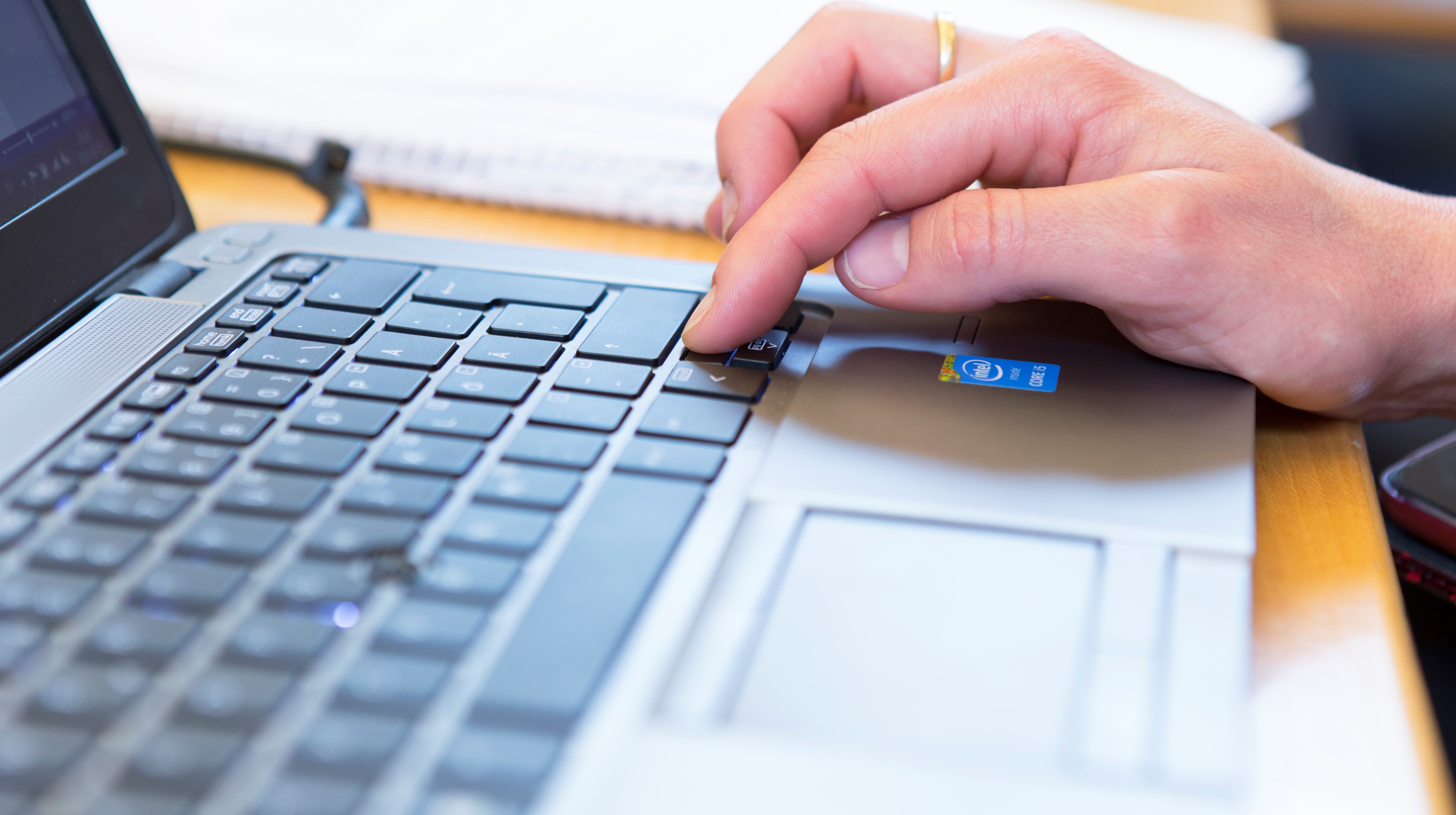 Hand som skriver på laptop